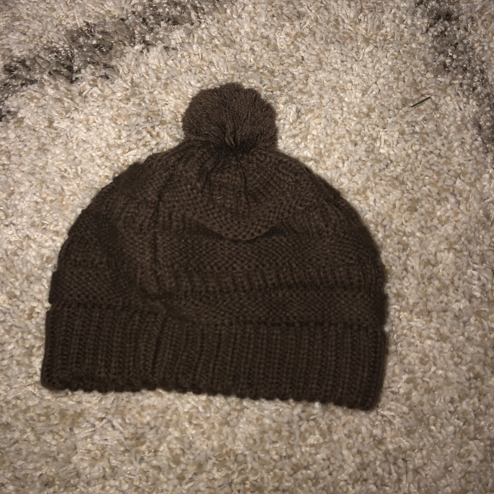 Beanie with pom
